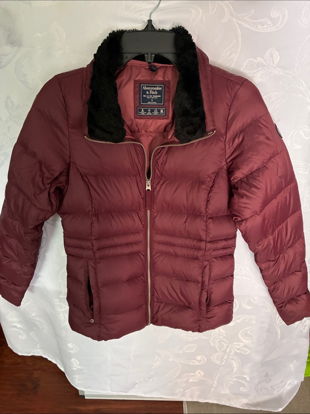 Abercrombie & Fitch Women's Wine Red Puffer Jacket with Black Faux Fur Collar